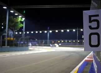 Два человека незаконно проникли на трассу в Сингапуре, дав взятку охране