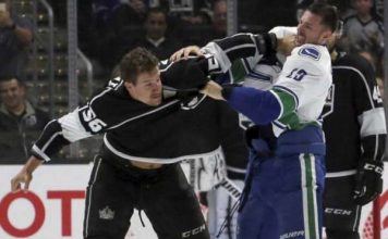 Русский игрок мощными ударами проверил челюсть канадца. НХЛ вернулась! (видео)