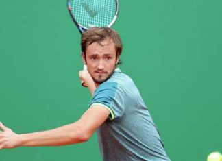 Медведев обыграл Бхамбри и вышел во второй круг турнира в Хертогенбосе